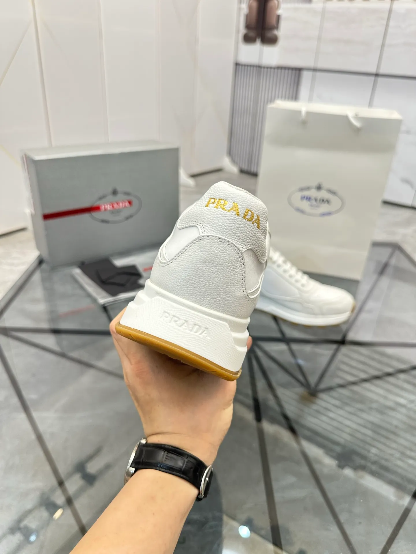 Men's shoes: 💰P600¥ High-end top quality Product trademark: Prada *"Prada*" low-top casual shoes Regular size: 38-45 (can be customized to 46) Product material: imported cowhide upper, breathable lining, cowhide foot pads, original ultra-light foam outsole. No.: 001